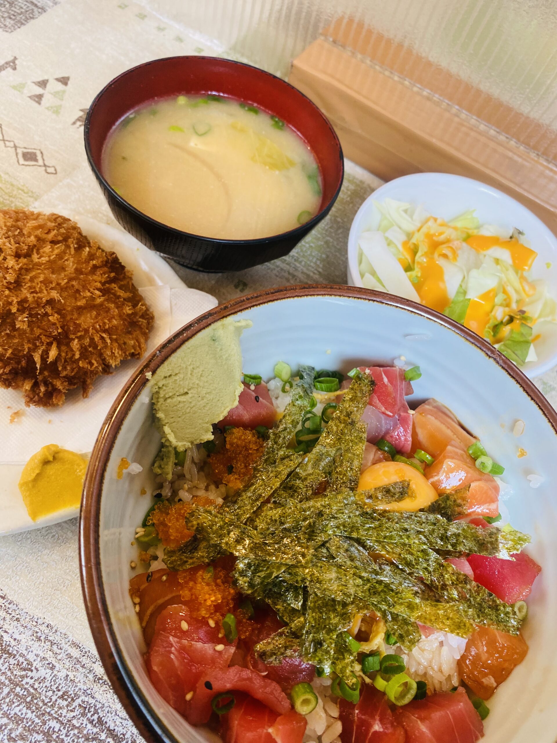 てっ平のゴマミックス丼と追加したヒレカツ1枚