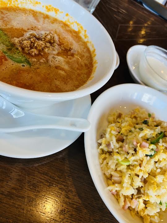 頤和園 博多駅前店の担々麺と炒飯セット