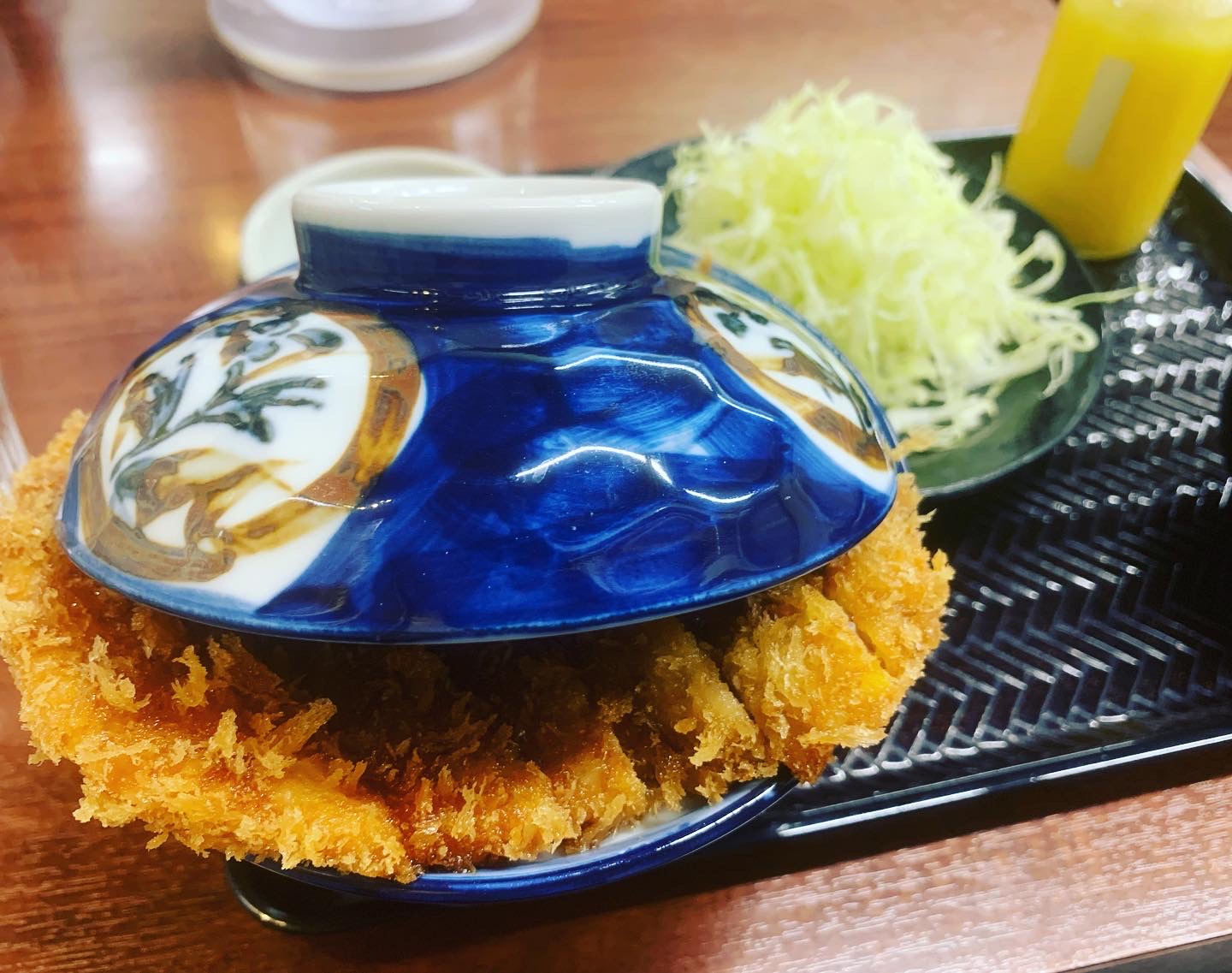 かつ丼わか葉 今泉店のかつ玉丼。器からはみ出すほど大きなとんかつ