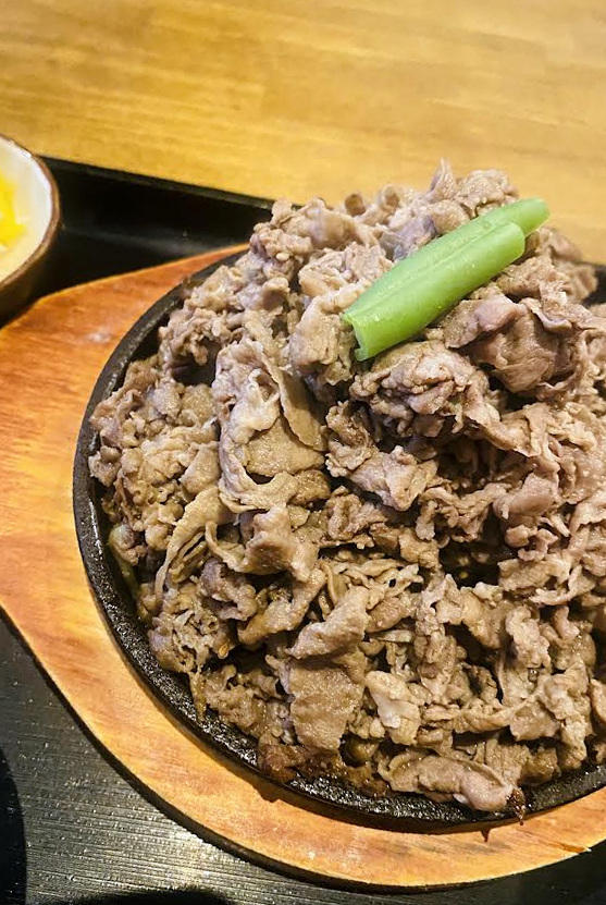 天神たんかのバタービーフに山盛りになった薄切り牛肉