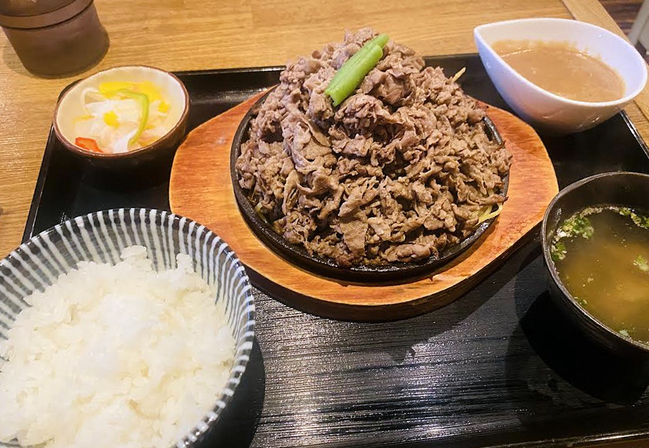 天神たんかのバタービーフランチとご飯の全景